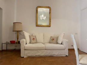 Elegant apt-typical Roman Palazzina Pz Alessandria